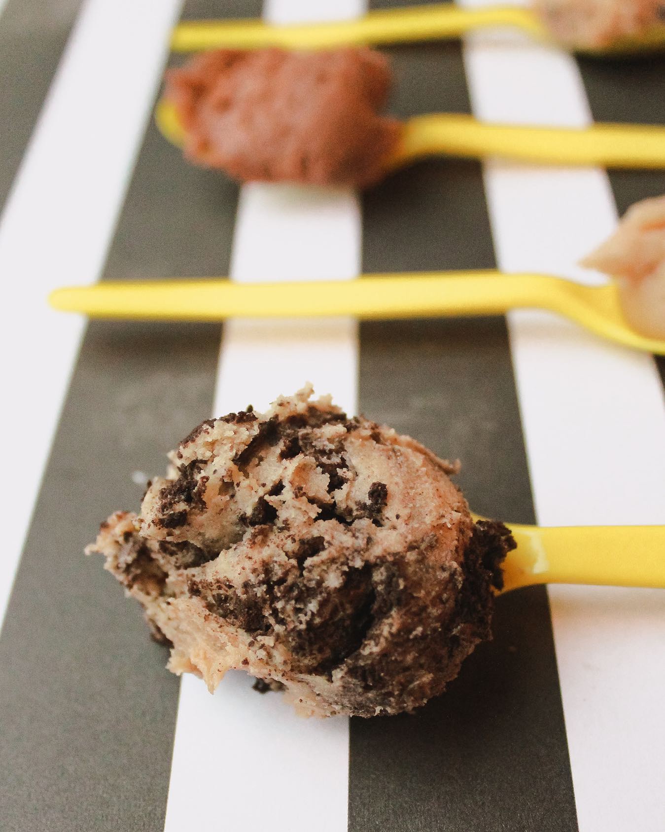 Kelly's Famous Edible Cookie Dough - 10oz - Cookies & Cream